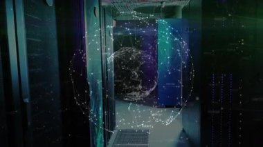 Sunucu koridoru boyunca yüzen ağ küresi, 3D render içinde parlayan LED ışıkları olan rafları gösteriyor. Teknoloji, siber güvenlik, veri altyapısı, dijital ağ, endüstriyel, geleceksel, yenilik