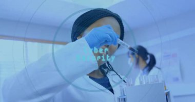 Kadın laboratuvar teknisyeni, elinde test tüpü tutan kan örneğini inceliyor. Dijital arayüz örtüşmesi gösteriyor. Bilim, araştırma, yenilik, teknoloji, sağlık, kesinlik, teşhis