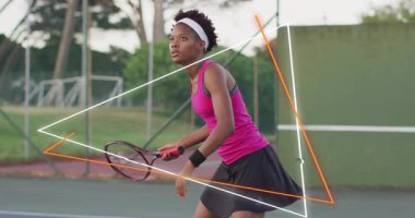 Tenisçi sahada kırmızı saplı raket sallıyor, spor teknolojisi için animasyon çizelgeleri gösteriyor. Atletik, aktif, antrenman, spor, spor, kararlılık