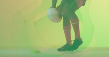 Erkek sporcu rugby topunu, spor pazarlaması için gradyan parlaklığı olan golf topuna koyuyor. Dinamik, enerji, çeviklik, odaklanma, rekabet, eğlence, canlı