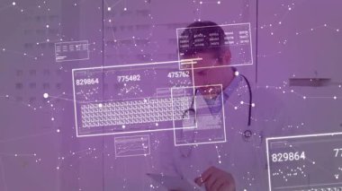 Tıp ofisinde tableti tıkırdatan erkek doktor yüzen sayısal kodlar ve çizgi grafikleri gösteriyor. Sağlık, teknoloji, yenilik, dijital, fütüristik, profesyonel, veri görselleştirme