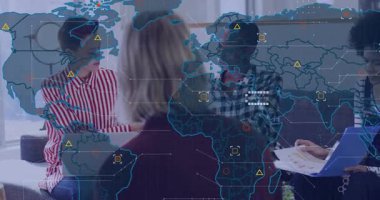 Tablet kullanan bir kadın ve meslektaşı kanepenin üzerinde dünya haritası şebekesi ile teknoloji veri örtüşmelerini tartışıyor. Teknoloji, işbirliği, yenilik, modern, dijital, iletişim, işyeri