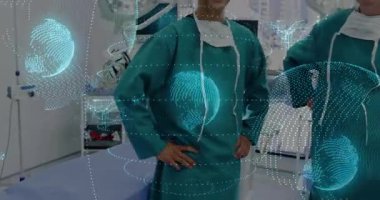 İki cerrah ameliyathanede holografik sağlık verileri ve kablolar sergiliyor. Tıp uzmanları, sağlık hizmetleri, fütüristik, yenilik, takım çalışması, hastane, teknoloji