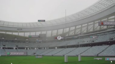 Açık hava stadyumu, yüzen UI etiketleri ile canlandırılıyor kale direkleri ve yeşil alan boyunca ilerliyorlar. Stadyum, spor, veri görselleştirme, teknoloji, dijital arayüz, açık hava, mimari