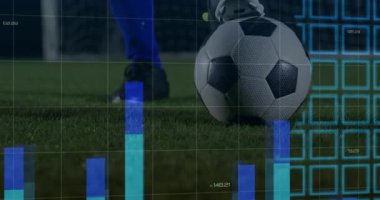 Erkek atlet çimen sahasını tekmeliyor, spor analitiği dünya haritası haritası ve çizgi grafiklerini gösteriyor. Sporcu, performans, hassasiyet, strateji, teknoloji, açık hava, dinamik