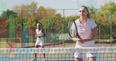 Tenis kortunda raket çeken bayan oyuncular, yüzen spor teknolojisi performans çizelgeleri gösteriyorlar. Atletik, rekabetçi, açık hava, canlı, takım çalışması, spor giyimi, fitness