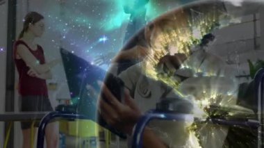 Tekerlekli sandalye kullanıcısı teknoloji ofisinde işbirliği yapıyor, yüzen holografik dünya ağıyla etkileşimde bulunuyor. Yardımcı teknoloji, takım çalışması, yenilik, çeşitlilik, erişilebilirlik, işbirliği, dijital