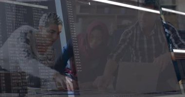 Müteahhit elinde kahve olan masaya yaslanmış ve UX tasarımcısı ve müdürüyle kod örtüşmesini inceliyor. İşbirliği, takım çalışması, yenilik, modern, teknoloji, iletişim, yaratıcı