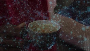 Kafede kahveyi paylaşan arkadaşlar, parlayan düğümlerden oluşan teknoloji ağı ve bağlantı hatları. Sosyalleşme, samimiyet, iletişim, yenilik, sıcaklık, konfor, bağlantı