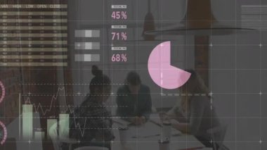 Üç meslektaşım iş toplantılarında yüzen turta çizelgeleriyle iş birliği yapıyorlar. İşbirliği, takım çalışması, veri analizi, modern ofis, iş stratejisi, profesyonel, dijital görselleştirme