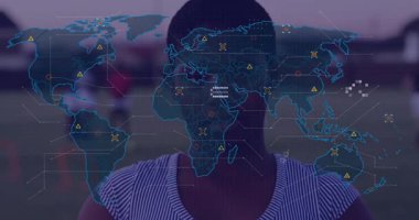 Genç kız kameraya bakıyor, holografik harita ile teknoloji veri analiz simgelerini gösteriyor. Gelecekçi, yenilikçi, teknoloji, gençlik, dijital, artırılmış gerçeklik, canlı