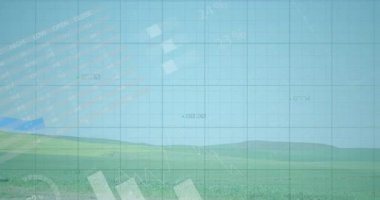 Veri görselleştirmesi sahnede canlandırılıyor, şeffaf ızgara, pasta grafikleri, çizgi grafikleri ile. Soyut, analitik, teknoloji, yenilik, açık hava, fütüristik, iletişim