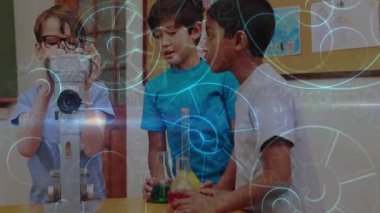 Mikroskobu odaklamak, odak düğmesini ayarlamak ve kırmızı sıvıyı dökmek, bilim eğitimini araştıran çocuklar. Çocuklar, eğitim, laboratuvar, deney, öğrenme, kök, coşku