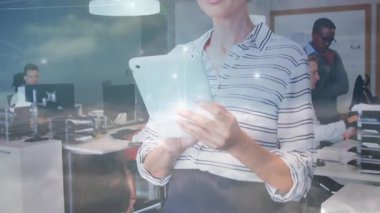 Modern iş ofisindeki tableti inceleyen kadın, bilgisayarlar ve animasyon veri tabloları havada uçuşuyor. İşbirliği, takım çalışması, üretkenlik, yenilik, profesyonel, kurumsal, iletişim