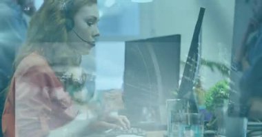 Masada çalışan kulaklık kullanan bir kadın, ağ hatlı holografik veri teknolojisi küresini gösteriyor. Fütürist, dijital, yenilik, teknoloji, profesyonel, minimalist, enerjik