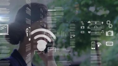 Parkta akıllı telefondan konuşan iş kadını, animasyon finans tabloları ve kalp simgeleri gösteriyor. Teknoloji, iletişim, analitik, yenilik, açık hava, profesyonel, canlı