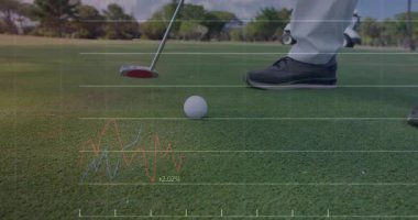 Golfçü duruşu yeşile getirip, finansal çizelge ve çubukları üst üste koyuyor. Spor, finans, analiz, istikrar, kesinlik, açık hava, rekabet