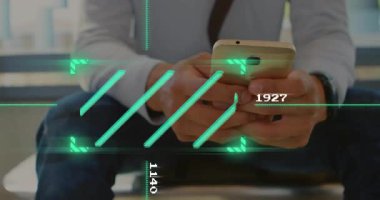 Yetişkin bir adam iş yerinde akıllı telefon kullanıyor, yüzen yeşil arayüz çubukları ve sayısal verileri var. Teknoloji, yenilik, dijital, iletişim, modern, arayüz, iş