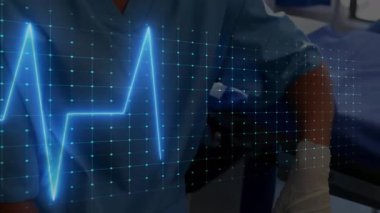 Hemşire ameliyat önlüğü takıyor ve hastanede hasta verilerini neon-mavi EKG kaplamalı olarak maske takıyor. Tıbbi, sağlık, klinik, tanı, teknoloji, profesyonel, hastane