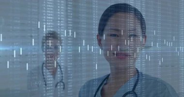 Hemşire ve doktor, sayısal tablolar ve stetoskoplarla laboratuvar holografik tıbbi çizelgelerini inceliyor. Tıbbi, sağlık, fütüristik, yenilik, işbirliği, analitik, teknoloji