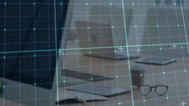 Düz dizayn animasyonu, dizüstü bilgisayarı, tableti ve kahveyi içeren ahşap masa. Çalışma alanı, teknoloji, üretkenlik, çağdaş, yenilik, yaratıcı, dijital