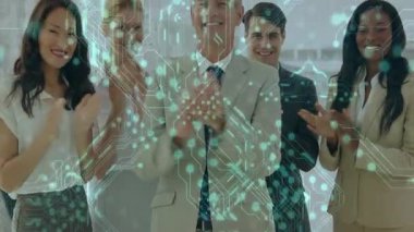 Bir grup iş adamı, veri akışını gösteren yeşil devrelerle ofiste alkışlıyorlar. Takım çalışması, işbirliği, yenilik, teknoloji, dijital, başarı, bağlantı