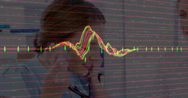 Tıbbi klinisyen, ECG dalga formu grafikleriyle hastayı muayene odasına steteskop yerleştirdi. Sağlık, teşhis, profesyonellik, sağlık, klinik, tıp, sağlık teknolojisi