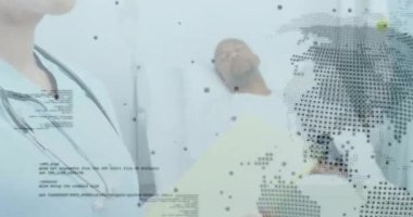 Kadın doktor sağlık kameralarına gülümsüyor, yüzen kod ve küresel görüntü sergiliyor. Tıbbi, yenilik, teletıp, dijital, klinik, tanı, teknoloji