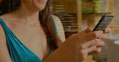 Siber güvenlik temalı akıllı telefon ekranında dijital kod yüzerken akıllı telefonu dinleyen bir kadın. Teknoloji, siber güvenlik, dijital, modern, profesyonel, yenilik, iletişim