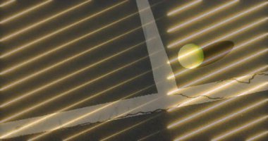 Tenis kortunda görselleştirilen spor, tenis topu ve altın çizgilerle gösteriliyor. Spor, eğlence, atletik, minimalist, görsel, açık hava, dinamik
