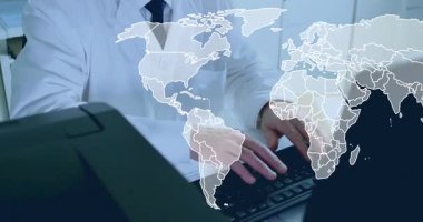 Tıp laboratuarında bilgisayar üzerinde çalışan kıdemli bilim adamı yüzen dijital dünya haritası ile birlikte. Araştırma, yenilik, teknoloji, analiz, sağlık, hassasiyet, veri