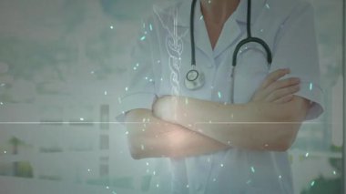 Klinikte kollarını kavuşturan olgun bir kadın doktor holografik DNA sarmalı ve geri sayım zamanlayıcısı gösteriyor. Klinik, sağlık, biyoteknoloji, yenilik, teşhis, profesyonel, fütüristik