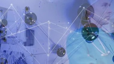 Klinik odasındaki tıbbi monitörleri kullanan bir doktor, sağlık teknolojisini ağ ile birleştiriyor. Sağlık, teletıp, yenilik, biyomedikal, dijital, teknoloji, profesyonellik