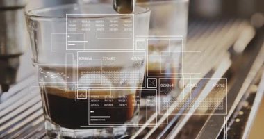 Metal espresso iskele filtresi yüzen veri örtüleriyle temiz fincana zengin kahve döküyor. Kahve, teknoloji, kesinlik, endüstriyel, modern, içecek, işlem
