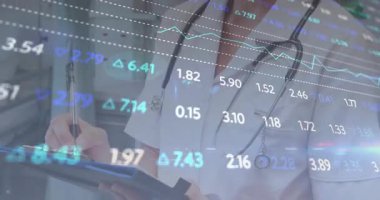 Klinik odasında elinde kalem tutan kadın doktor, üst üste binen finansal verileri ve grafikleri vurguluyor. Sağlık, profesyonellik, analiz, veri görselleştirme, analitik, yenilik, uzmanlık