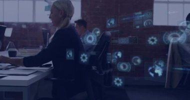 Modern ofiste dizüstü bilgisayarda yazıp holografik veri grafikleriyle etkileşime giren bir teknoloji analisti. Dijital, yenilikçi, fütürist, profesyonel, üretkenlik, modern, çağdaş