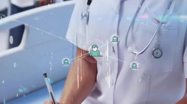 Steteskop ve palto giyen kadın doktor, sağlık kliniğindeki hasta ağlarını inceliyor. Tıbbi, teknoloji, profesyonel, yenilik, sağlık, dijital, sağlık