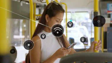 Şehir içi tramvayı içinde akıllı telefon kullanan bayan banliyö çalışanı animasyon eş ve konum grafikleri gösteriyor. Kentsel, ulaşım, bağlantı, teknoloji, modern, yaşam tarzı, ulaşım