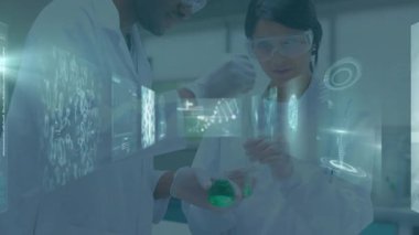 Test tüpü tutan iki bilim adamı laboratuvarda DNA ve beyin ağı gösteren holografik panelleri inceliyor. Biyoteknoloji, yenilik, fütüristik, işbirliği, kesinlik, keşif, dijital