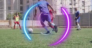 Mavi formalı oyuncu top sürüyor, kırmızı forma savunma yarışması, verileri gösteren teknolojiler. Spor, yenilik, rekabetçi, kentsel, enerjik, dinamik, dijital