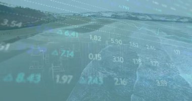 Tel çerçeve 3D şehir modeli kıyı manzarası üzerinde asılı duruyor, yüzen finansal veri grafiklerini gösteriyor. Gelecek, teknoloji, analitik, dijital, manzara, yenilik, soyutlama