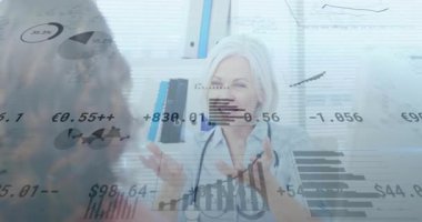 Doktor muayenehanesinde hastaya danışmanlık yapıyor, dizüstü bilgisayarların grafiklerini çiziyor. Sağlık, profesyonellik, teknoloji, klinik, iletişim, tanı, dijital