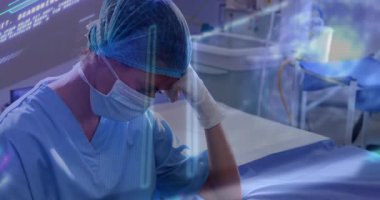 Hastane yatağının yanında oturan hemşire eldivenli el ele tutuşup çizelgeleri ve EKG dalga formlarını gösteriyor. Sağlık, klinik, sağlık çalışanı, hastane, tıbbi ekipman, stres, teşhis