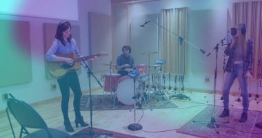 Grup arkadaşları kayıt stüdyosunda prova yapıyor, hareketli ses dalgaları ve karışık grafiklerle parçaları birleştiriyor. Müzik, işbirliği, ses, akustik, stüdyo, performans, ses