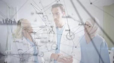 Hastane odasındaki hasta verilerini inceleyen tıbbi ekip tablet ve dijital ağ grafiklerini gösteriyor. Sağlık, işbirliği, teknoloji, tanı, klinik, profesyonellik, yenilik