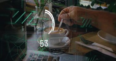 Teknoloji ortamında el yapımı kahve fincanı ahşap masada yüzen HUD grafikleri ve kodlarıyla birlikte. Futuristik, teknoloji, yenilik, dijital, modern, arayüz, akıllı