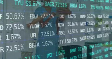 Tıbbi ekip tablet verilerini izlerken hastane koridorunda hareketli borsa saatlerini gösteriyor. Sağlık, işbirliği, teknoloji, profesyonellik, iyileştirme, yenilik, teşhis