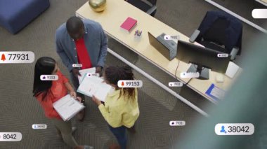 İş arkadaşları ofis halısı üzerinde raporları tartışıyor, uçan yapay zeka sayaçları ve uyarıları gösteriyorlar. İşbirliği, takım çalışması, modern, teknoloji, iletişim, üretkenlik, ofis