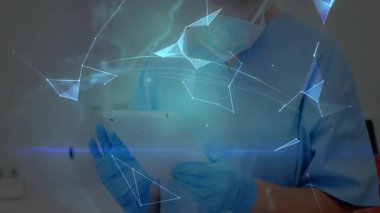 Klinikte elinde tablet bulunan kadın bir tıbbi uzman mavi holografik dünya ağını hedefliyor. Teknoloji, yenilik, sağlık, fütürizm, dijital, iletişim, kesinlik