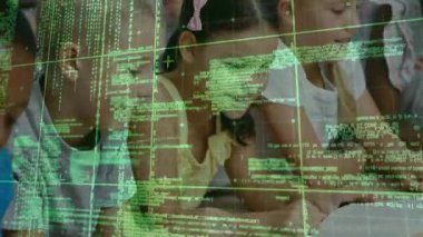 Öne eğilen çocuklar, yeşil kod şebekelerini keşfediyorlar, teknoloji eğitiminde işbirliği yapıyorlar. Çocuklar, eğitim, teknoloji, yenilik, takım çalışması, öğrenme, dijital